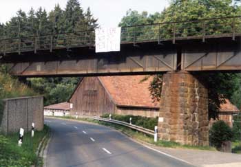 Liebeserklärung an der Eisenbahnbrücke